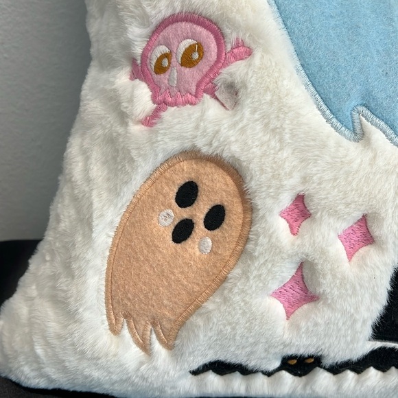 Oeko-Tex | โHey Boo!โ Pillow w/ Ghosts, Bats, Skulls, Pumpkins & Stars - Picture 5 of 12